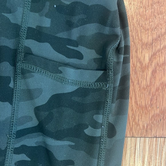 Green Army Print High Waisted Leggings with Pockets 7/8 Length - Picture 3 of 4